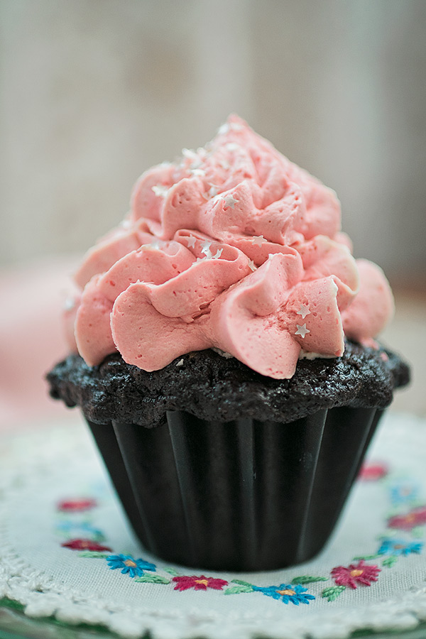 Chocolate Cake with Raspberry Buttercream - Chocolate Naked Cake