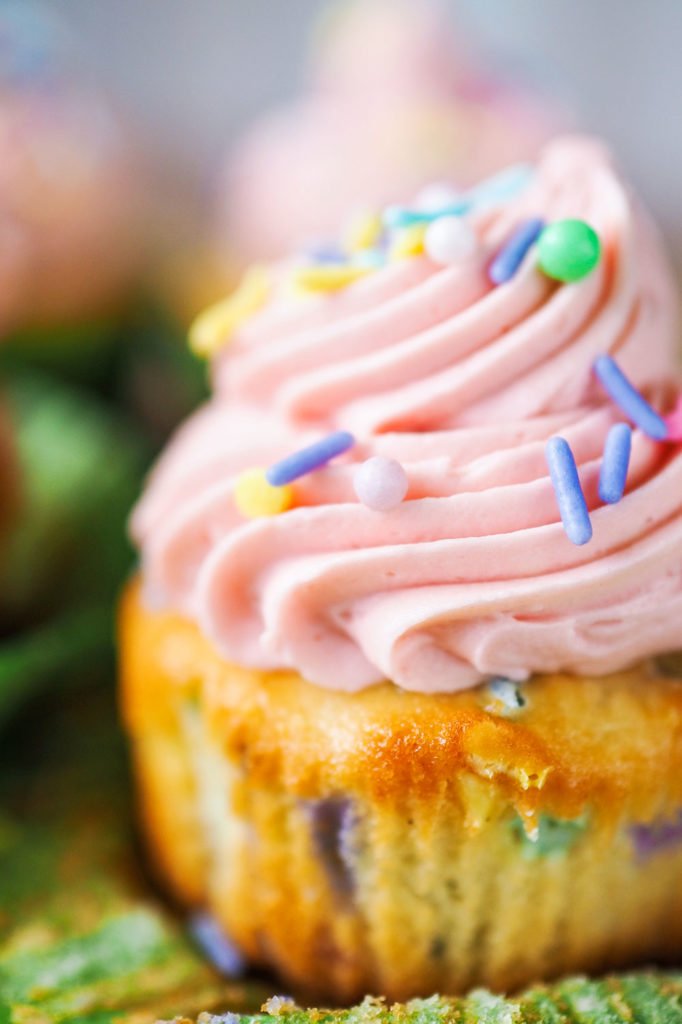 Funfetti Cupcakes, Bakery style cupcakes at home 