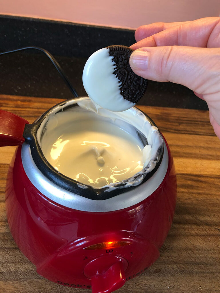 dipping oreos in white chocolate