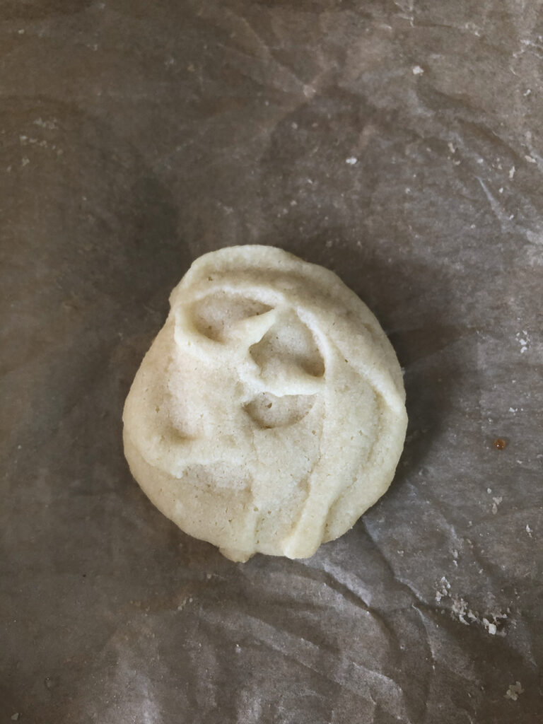 baked cookie in the rosette shape
